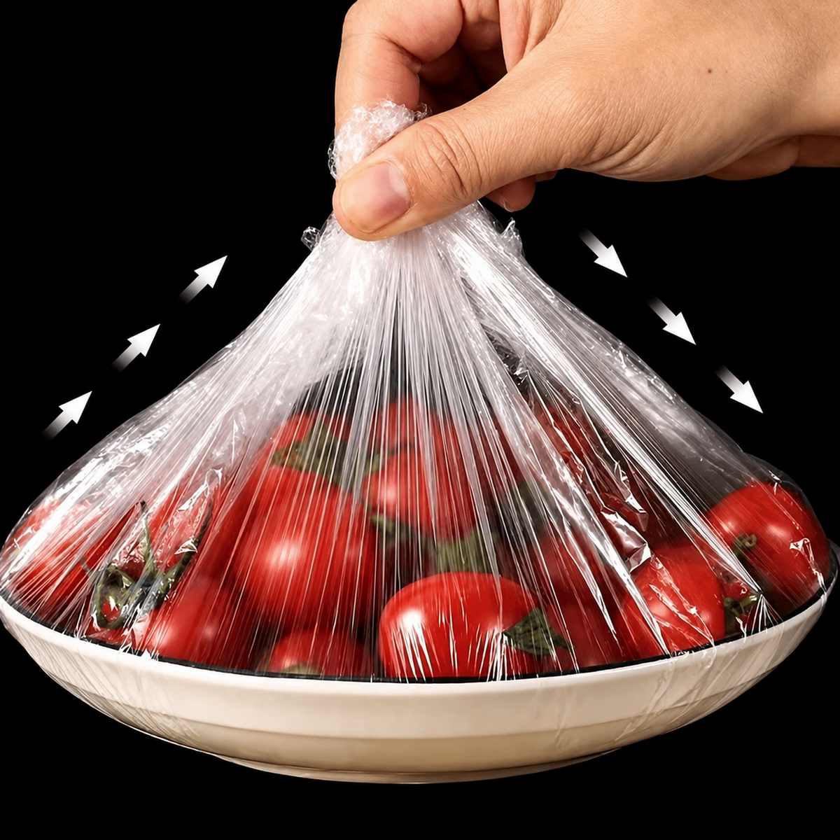 Housse alimentaire élastique qui couvre un bol de tomates